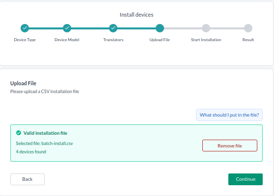 Der Schritt Upload File mit einer akzeptierten Datei, der "Valid installation file", den gewählten Dateinamen und 4 gefundene Geräte zeigt, sowie den Link "What should I put in the file?"